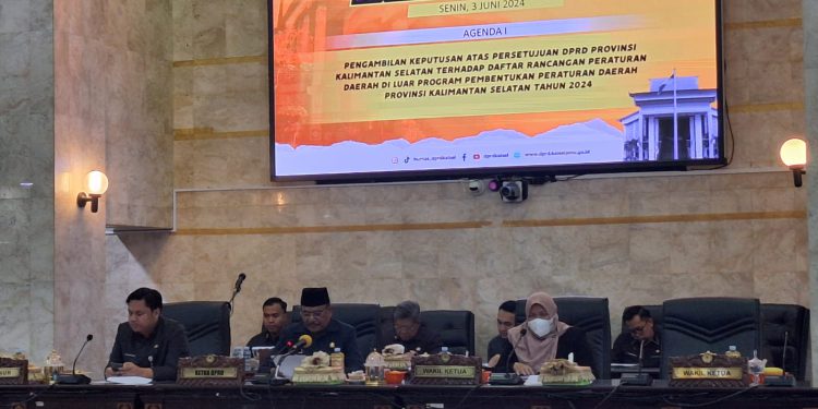 Ketua DPRD kalsel H Supian HK saat memimpin Rapat Paripurna yang dihadiri Sekdaprov Kalsel Roy Rizali Anwar. (foto : istimewa)