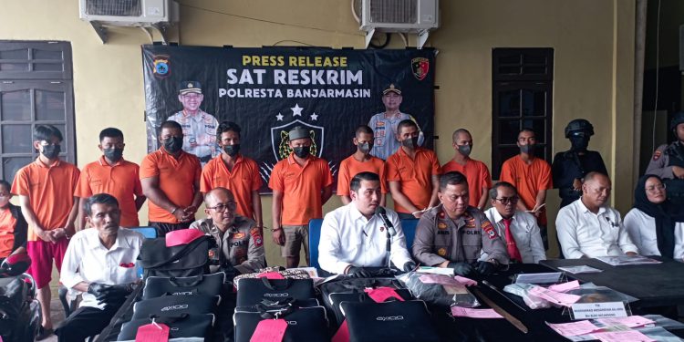 Kapolsek Banjarmasin Selatan Kompol Agus Sugianto saat rilis kasus pencurian SDN Basirih 5 Banjarmasin dengan menghadirkan para pelaku. (foto : shn/seputaran)