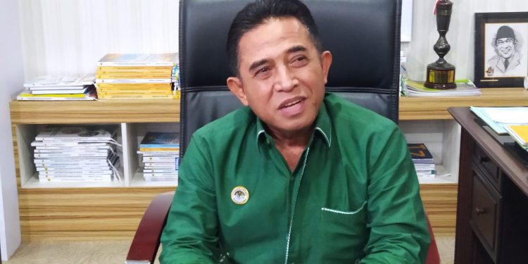 H Arifin Noor saat diwawancarai soal pencalonan di Pilwali Banjarmasin. (foto : shn/seputaran)