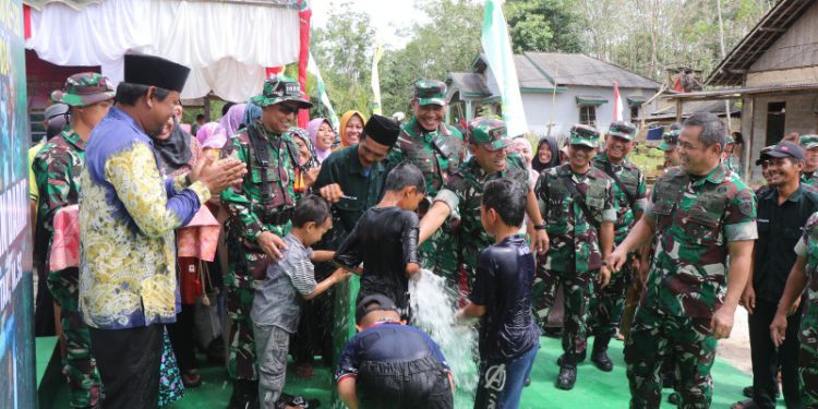 Anak-anak saat bermain di Titik TNI Manunggal Air Bersih (TMAB), di sela peresmian. (foto : istimewa)