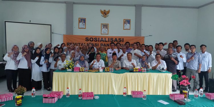 Anggota DPRD Kalsel Dr H Karlie Hanafi Kalianda foto bersama usai memaparkan Ideologi Pancasila di Kantor Dinas Perkebunan dan Peternakan Batola. (foto : istimewa)