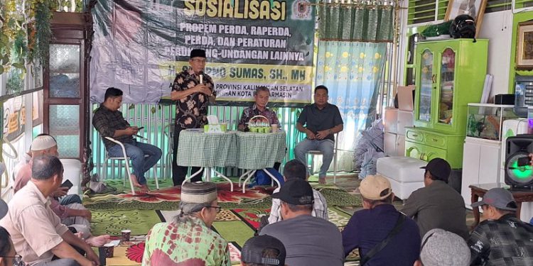 Sekretaris Komisi I DPRD Kalsel H Suripno Sumas Sosialisasi Perda Nomor 3 tahun 2020 tentang Penyelenggaraan Administrasi Kependudukan. (foto : istimewa)