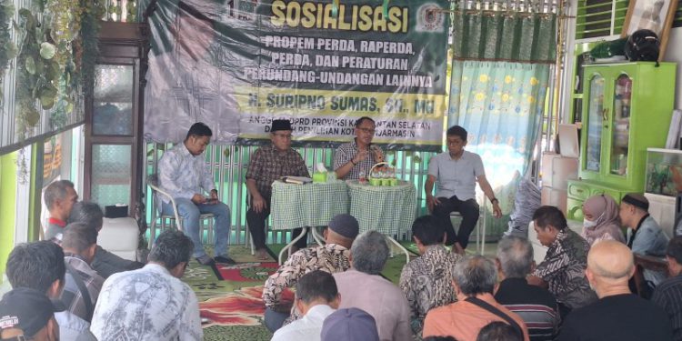 Anggota Fraksi PKB DPRD Kalsel H Suripno Sumas bersama narasumber Direktur Perumda PALD Banjarmasin Endang Wahyono saat Sosper DPRD Kalsel. (foto : istimewa)