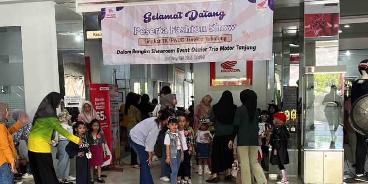 Trio Motor Tanjung gelar lomba fashion show untuk kalangan anak-anak tingkat TK dan PAUD. (foto : istimewa)