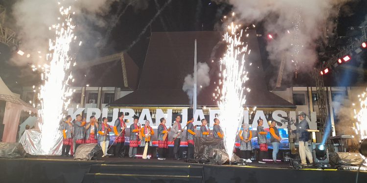 Peluncuran maskot dan jingle Pilwali Banjarmasin oleh KPU Banjarmasin di Halaman Balaikota Banjarmasin. (foto : shn/seputaran)