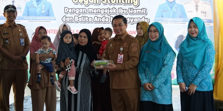 Walikota Banjarmasin H Ibnu Sina saat penyerahan bantuan pencegahan stunting. (foto : shn/seputaran)