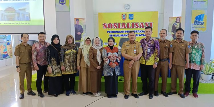 Foto bersama di sela Sosialisasi Pembinaan Perpustakaan di Dispersip HSS. (foto : istimewa)