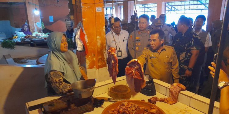 Wakil Walikota Banjarmasin H Arifin Noor saat pantau stok bahan pokok di pasar. (foto : shn/seputaran)