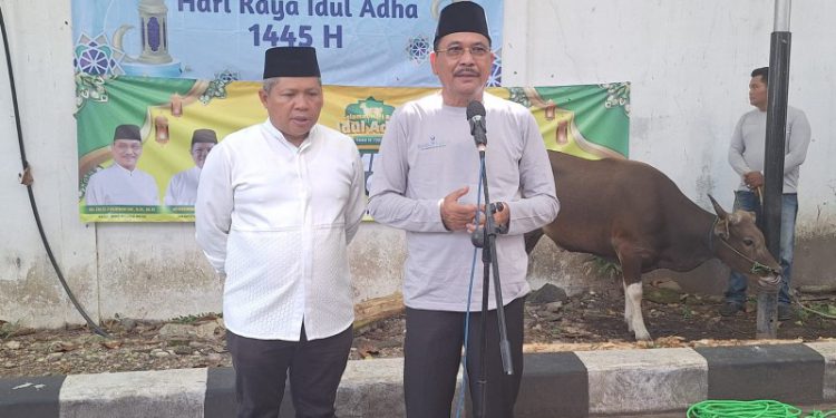 Ketua DPRD Kalsel H Supian HK foto bersama Sekretaris DPRD Kalsel Muhammad Jaini. (foto : istimewa)