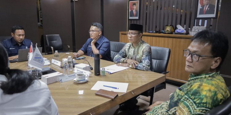 Wakil Ketua Komisi II DPRD Kalsel M Yani Helmi disapa Paman Yani ketika memimpin rombongan komisinya berkunjung ke PT SIER di Surabaya, Jatim. (foto : istimewa