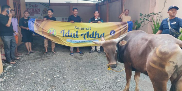 Foto bersama sebelum pelaksanaan penyembelihan sapi kurban. (foto : istimewa)