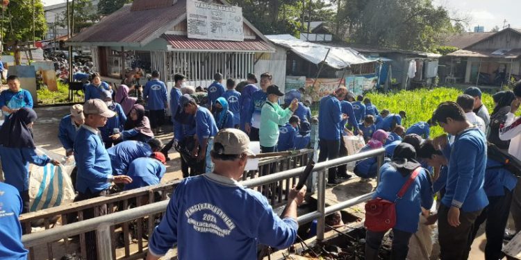 Warga saat melakukan gerakan B'babasah. (foto : shn/seputaran)