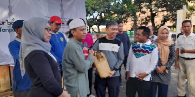 Penyerahan bakul purun di sela sosialisasi SE pengurangan penggunaan sampah plastik. (foto : shn/seputaran)