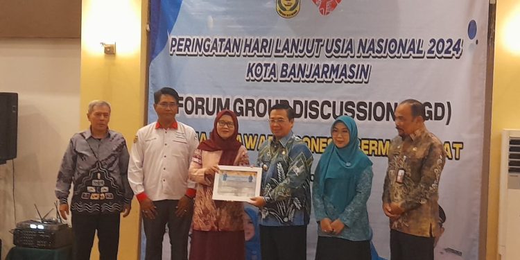 Walikota Banjarmasin H Ibnu Sina memberikan penghargaan saat Peringatan Hari Lanjut Usia Nasional (HLUN) ke-28 di 2024. (foto : shn/seputaran)