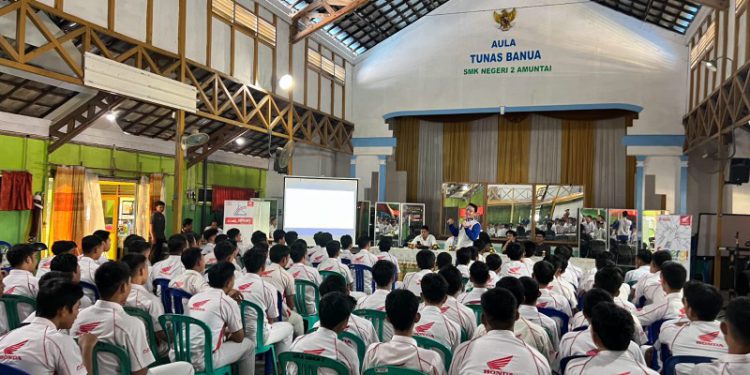 Para peserta menyimak materi yang diberikan pada acara PT AHM bersama Main Dealer Trio Motor gelar “ESG Mission, Engaging for The Future”. (foto : istimewa)