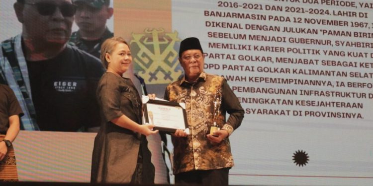 Paman Birin menerima penghargaan yang diserahkan langsung Rektor IKJ Dr Indah Tjahjawulan. (foto : istimewa)