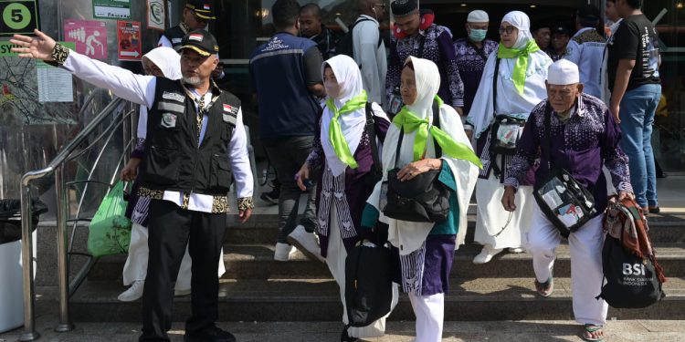 Jemaah haji yang mau pulang ke tanah air dan diingatkan untuk tidak membawa barang yang dilarang. (foto : istimewa)