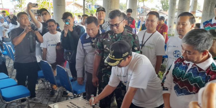 Walikota Banjarmasin H Ibnu Sina saat tandatangani papan nama Taman Patih Masih. (foto : shn/seputaran)