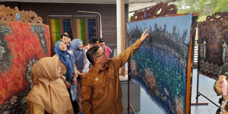 Walikota Banjarmasin H Ibnu Sina didampingi istri Hj Siti Wasilah saat melihat kain Sasirangan peserta lomba. (foto : shn/seputaran)