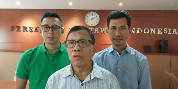 Ketua PWI Pusat Hendry Ch Bangun wawancara didampingi Ketua Siwo PWI Pusat Agus Susanto dan Ketua Siwo PWI Kalsel Iwansyah. (foto : istimewa)