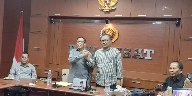 Jabat tangan Ketua Umum PWI Pusat Hendry Ch Bangun dan Ketua Dewan Kehormatan Sasongko Tedjo. (foto : istimewa)