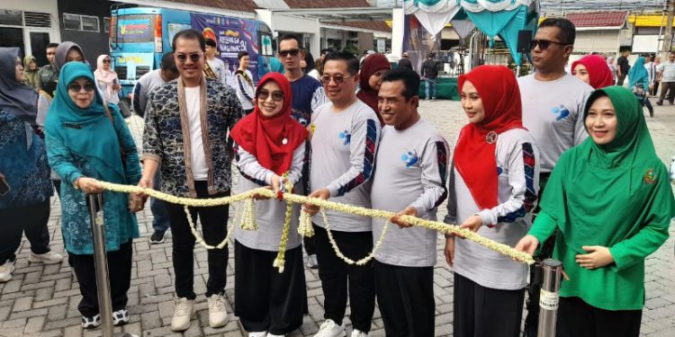 Walikota Banjarmasin H Ibnu Sina bersama Wakil Walikota Banjarmasin H Arifin Noor didampingi istri masing-masing saat gunting pita tanda dibuka berbagai kegiatan untuk memperingati Harganas. (foto : shn/seputaran)