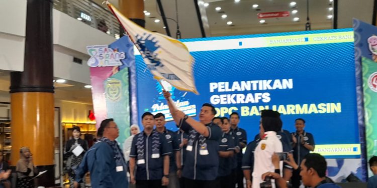 Pengurus Gekrafs yang baru dilantik kibarkan bendera. (foto : shn/seputaran)