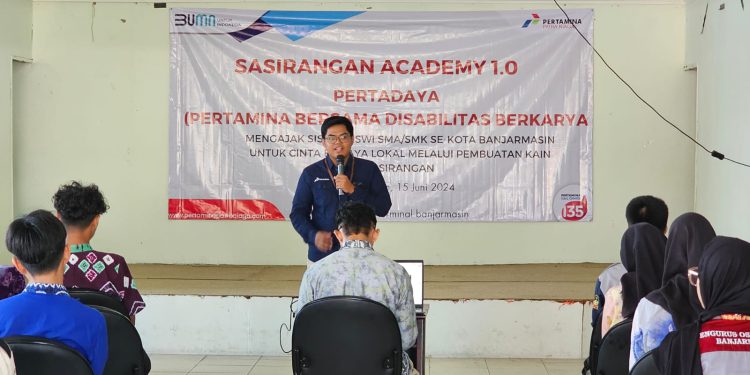 Narasumber saat menyampaikan materi pada Sasirangan Acedemy 2.0. (foto : shn/seputaran)