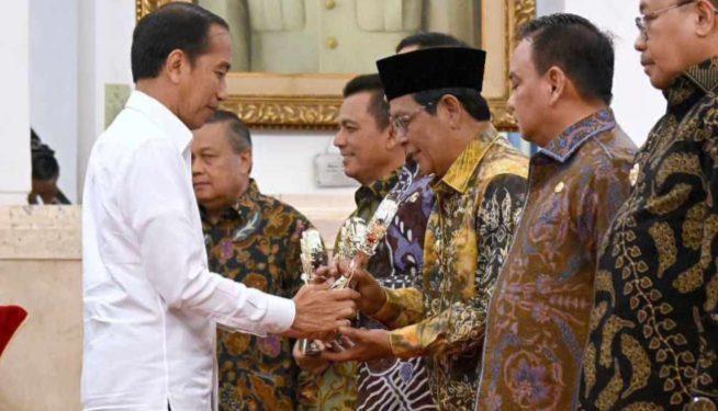 Paman Birin saat menerima piala dari Presiden Jokowi. (FOTO:IST)