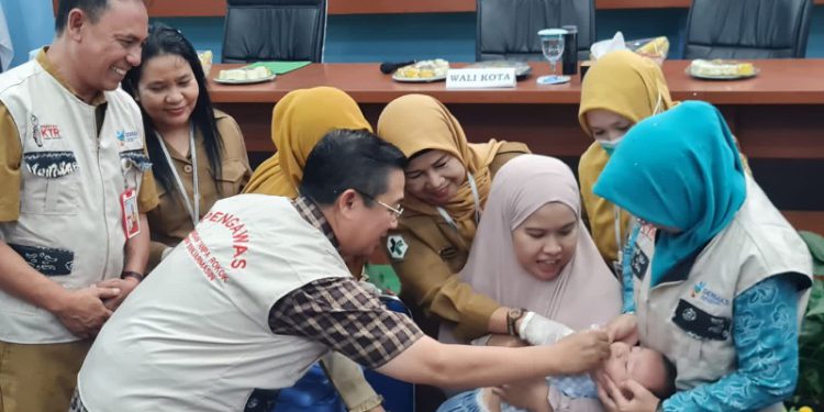 Walikota Banjarmasin H Ibnu Sina saat memberikan imunisasi polio kepada bayi saat pencanangan PIN Polio. (foto : shn/seputaran)