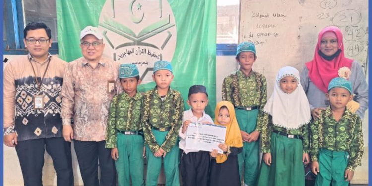 Penyerahan bantuan secara simbolis kepada perwakilan penerima bantuan di MI Al Muhajirin. (foto : istimewa)