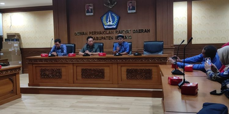 Sekretariat DPRD Banjarmasin bersama Forwadek saat studi banding di DPRD Badung. (foto : sna/seputaran)