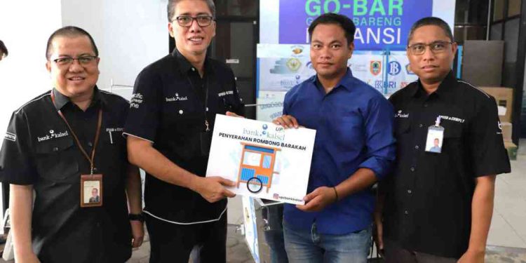 Bantuan diserahkan langsung secara bergantian oleh Direktur Utama Bank Kalsel Fachrudin kepada lima penerima Rombong Barakah. (foto : istimewa)