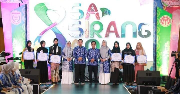 Walikota Banjarmasin - Wakil Walikota Banjarmasin H Ibnu Sina-Arifin Noor bersama istri dan para pemenang foto bersama. (foto : shn/seputaran)