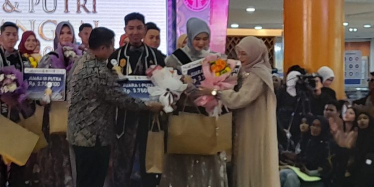 Walikota Banjarmasin H Ibnu Sina bersama istri saat memberikan hadiah kepada Putra Putri Sasirangan. (foto : shn/seputaran)