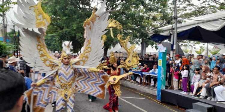 Peserta Pawai Basasirangan saat tampil. (foto : shn/seputaran)