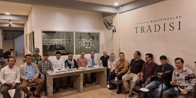 Anggota Komisi XI DPR RI H Syamsul Bahri, Haris Makkie, Berry Furqon, Norhalis Majid, Nasrullah, Inisiator dan penggagas diskusi Suchrowardi dan lainnya berfoto bersama. (foto : istimewa)