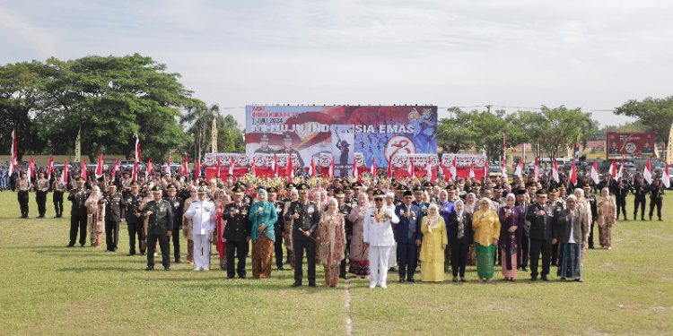 Ketua DPRD Kalsel Dr (HC) H Supian HK bersama Istri Hj Farida Supian HK foto bersama saat hadiri Upacara dan Syukuran Hari Bhayangkara ke-78, di Lapangan Satbrimob Polda Kalsel. (foto istimewa)