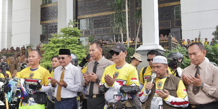 Ketua DPRD Kalsel H Supian HK bersama dengan Ketua TP PKK Hj Raudatul Jannah atau Acil Odah secara resmi melepas peserta Turun ke Desa (Turdes) 2024. (foto : istimewa)