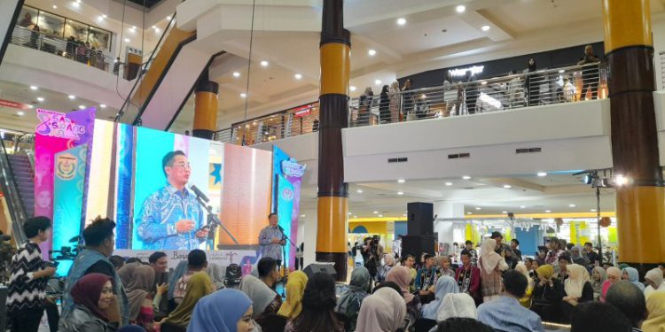 Walikota Banjarmasin H Ibnu Sina saat malam penutupan BSF ke-8 di Atrium Duta Mall. (foto : shn/seputaran)