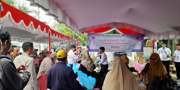 Warga saat antre mendapatkan paket sembako murah di Bazar Murah. (foto : shn/seputaran)