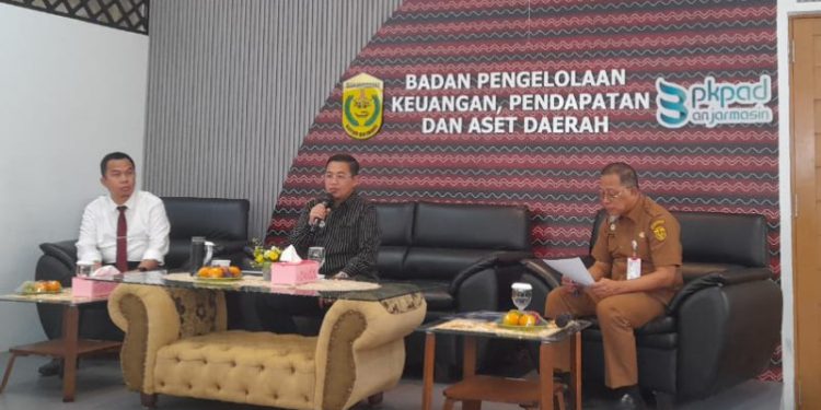 Walikota Banjarmasin H Ibnu Sina didampingi Kepala BPKAD Banjarmasin Edy Wibowo saat jumpa awak media untuk penjelasan utang ke pihak ketiga. (foto : shn/seputaran)