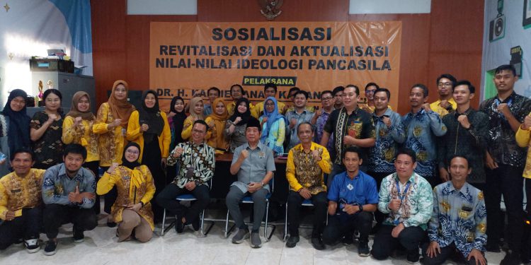 Anggota DPRD Kalsel Dr H Karlie Hanafi Kalianda foto bersama usai saat menyampaikan materi sosialisasi revitalisasi dan aktulisasi nilai-nilai ideologi Pancasila di Aula Kantor Diskominfo Batola di Marabahan. (foto : istimewa)