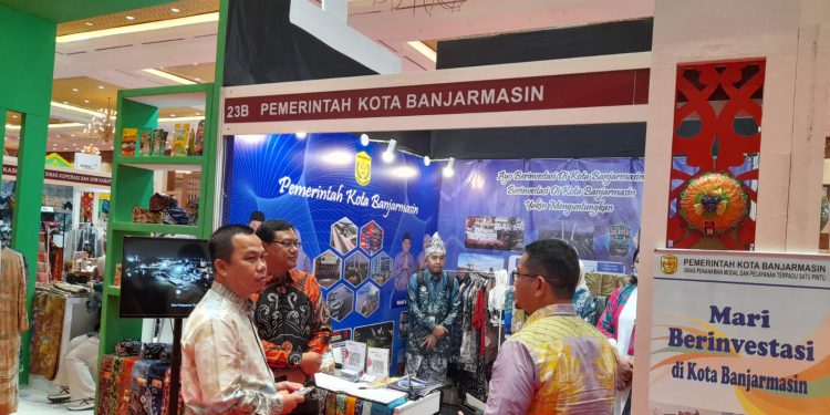 Sekda kota Banjarmasin Ikhsan Budiman saat di stand Pemko Banjarmasin pada Indonesia Maju Expo dan Forum 2024. (foto : shn/seputaran)