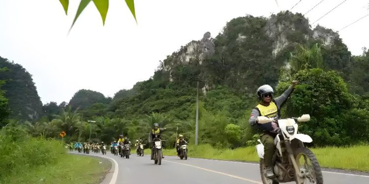 Gubernur Kalsel H Sahbirin Noor atau Paman Birin bersama ratusan rider saat melintasi Gugusan Karst Mantewe. (foto : Adpim Kalsel)