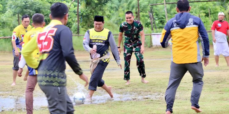 Gubernur Kalsel H Sahbirin Noor atau Paman Birin nyeker saat main sepakbola bersama warga. (foto : Adpim Kalsel)