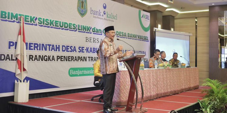 Ketua DPRD Kalsel H. Supian HK membuka kegiatan Bimbingan Teknis Bimtek Siskeudes Link & CMSP Desa Bank Kalsel bersama Pemerintah Desa se HSU. (foto : istimewa)