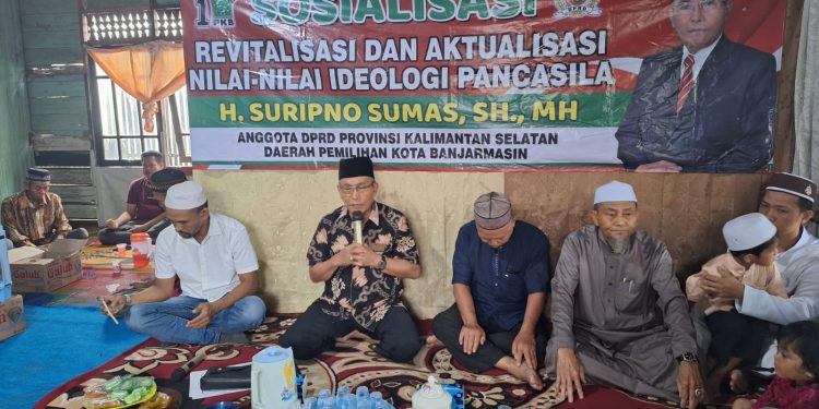 Sekretaris Komisi I DPRD Kalsel H Suripno Sumas saat Sosialisasi Revitalisasi dan Aktualisasi Nilai-nilai Ideologi Pancasila kepada warga Desa Pematang Panjang. (foto : istimewa)