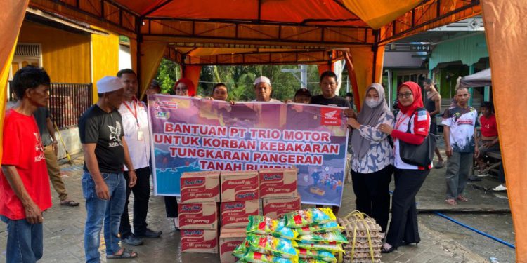 Trio Motor Batulicin, sebagai bagian dari jaringan Dealer resmi Honda di wilayah Kalselteng  yang dikelola oleh Trio Motor,  menyerahkan paket sembako kepada korban kebakaran. (foto : istimewa)