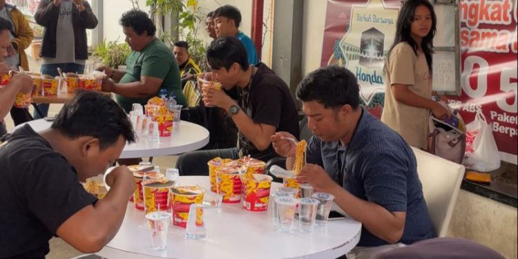 Teladan Baru Motor, salah satu jaringan Dealer resmi Honda di wilayah Kalimantan Tengah, menggelar Lomba Makan Mie Pedes Gila yang diselenggarakan di area showroom Teladan Baru Motor. (foto : istimewa)